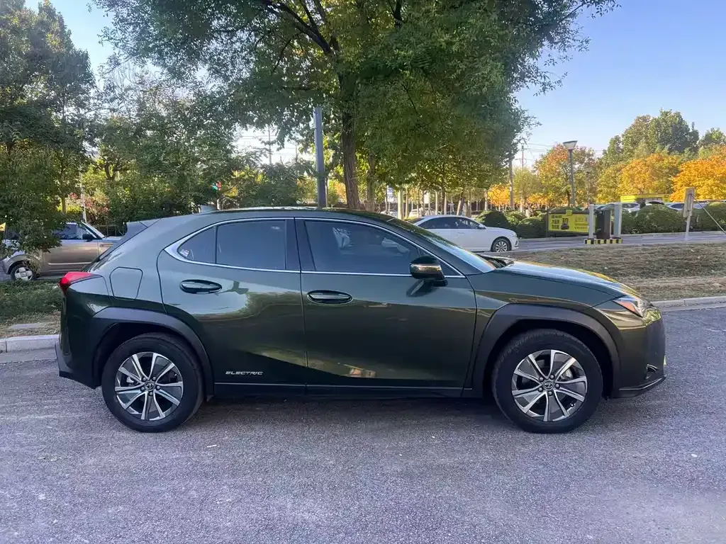 Lexus UX New Energy — фото 3