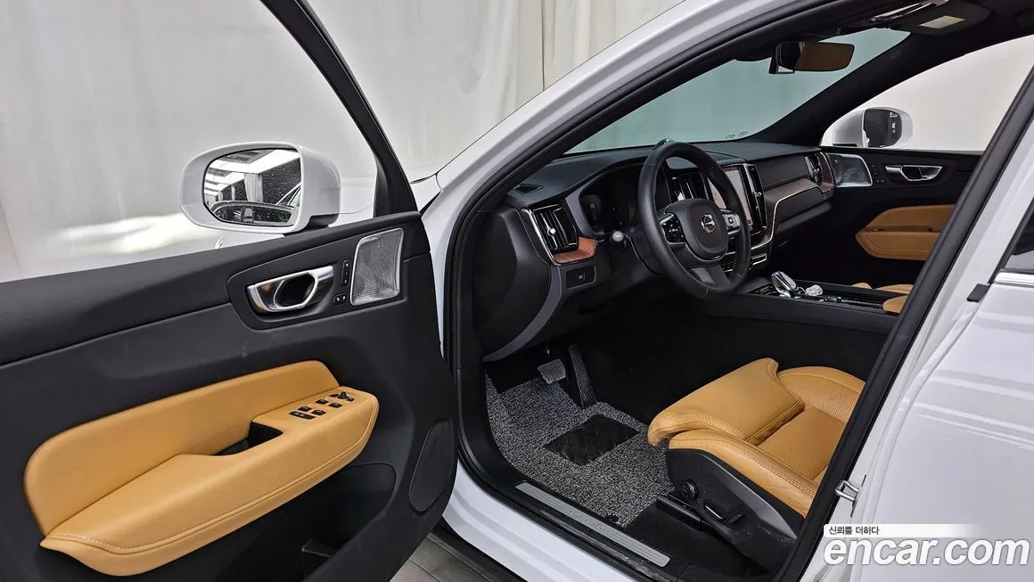 Volvo XC60 — фото 10