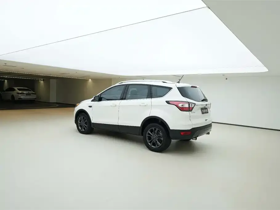 Ford Kuga — фото 5