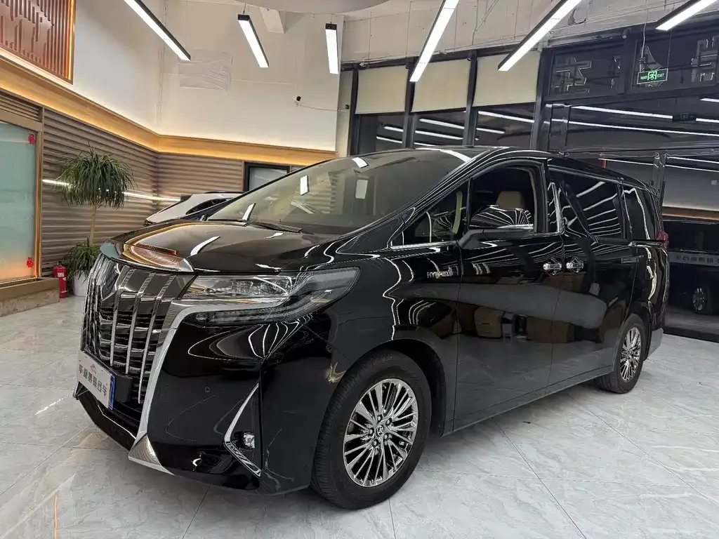 Toyota Alphard — фото 1