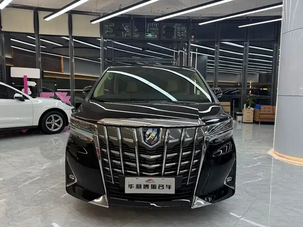 Toyota Alphard — фото 2