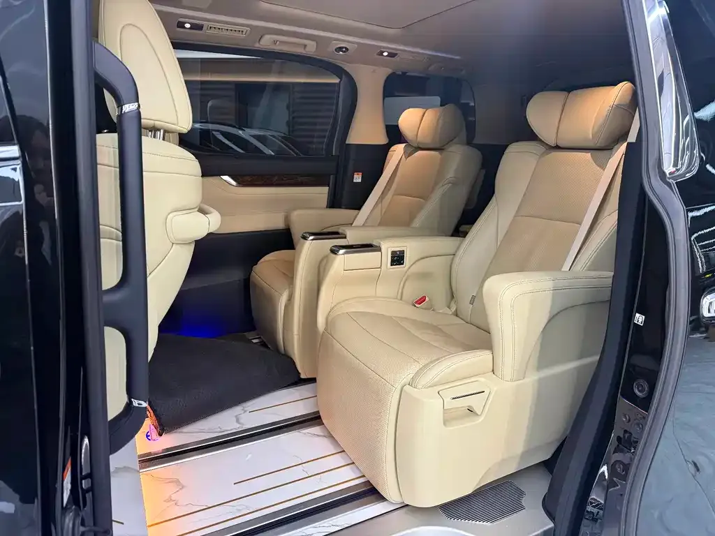 Toyota Alphard — фото 5