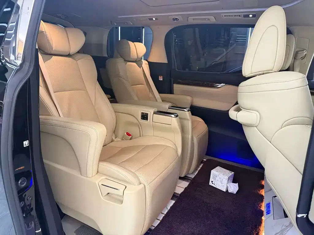 Toyota Alphard — фото 7