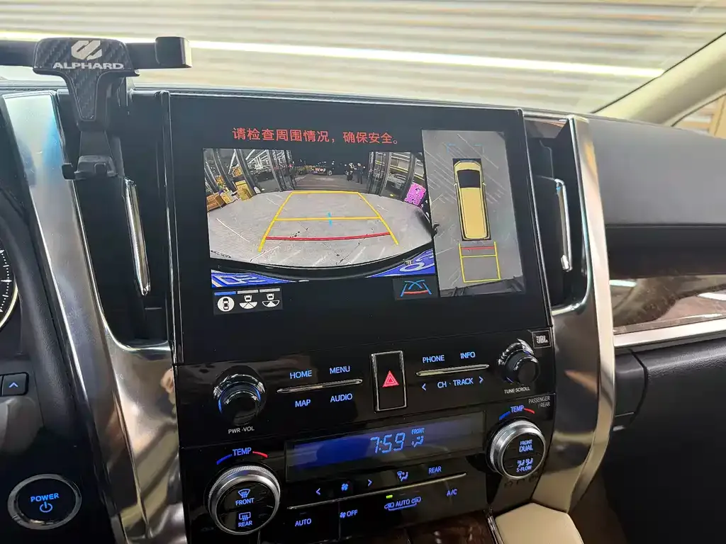 Toyota Alphard — фото 9