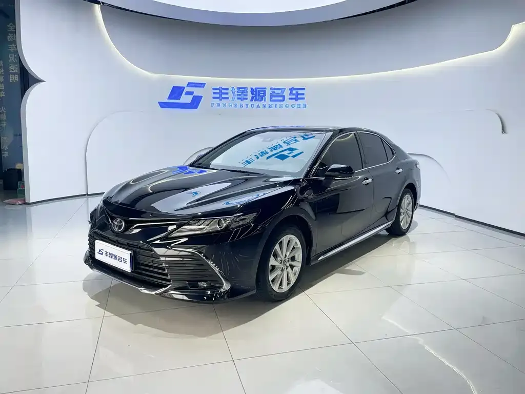 Toyota Camry — фото 1
