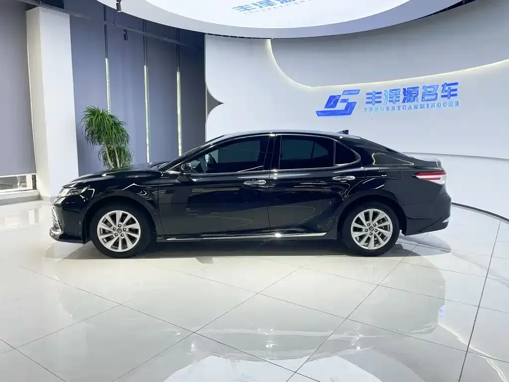 Toyota Camry — фото 4