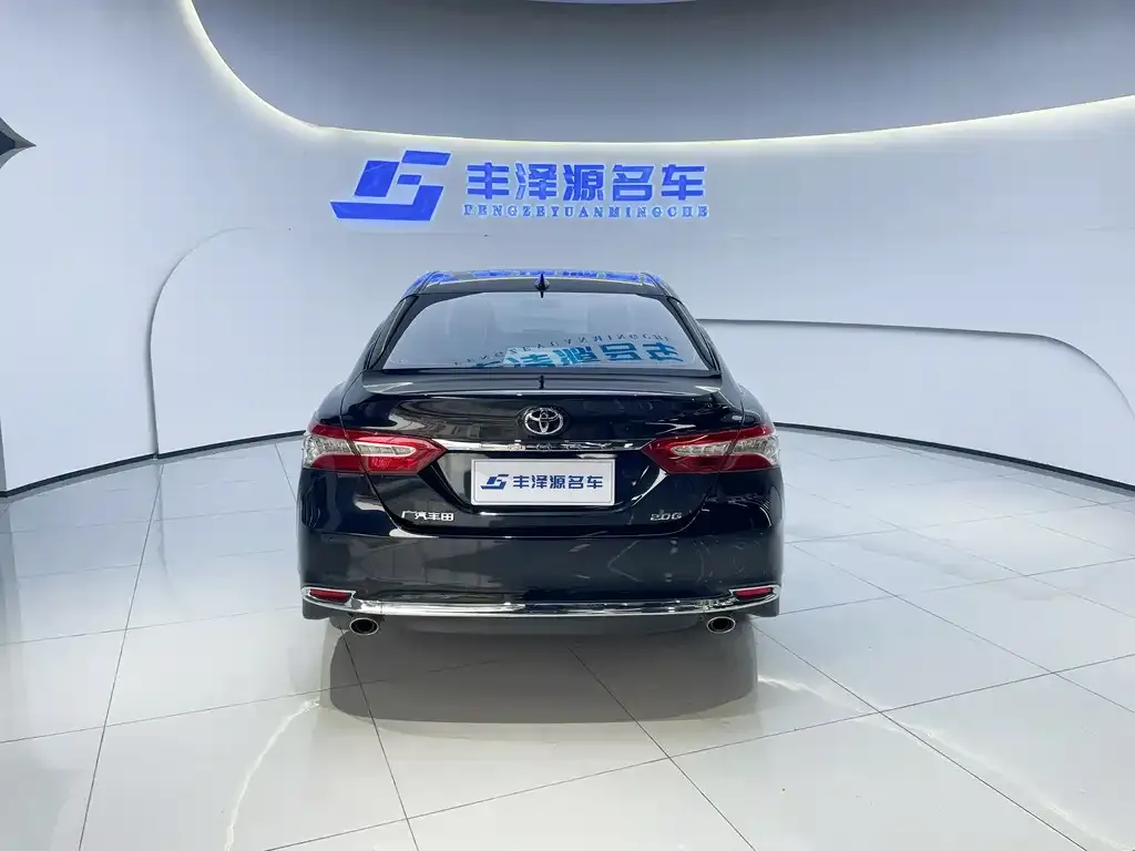 Toyota Camry — фото 5