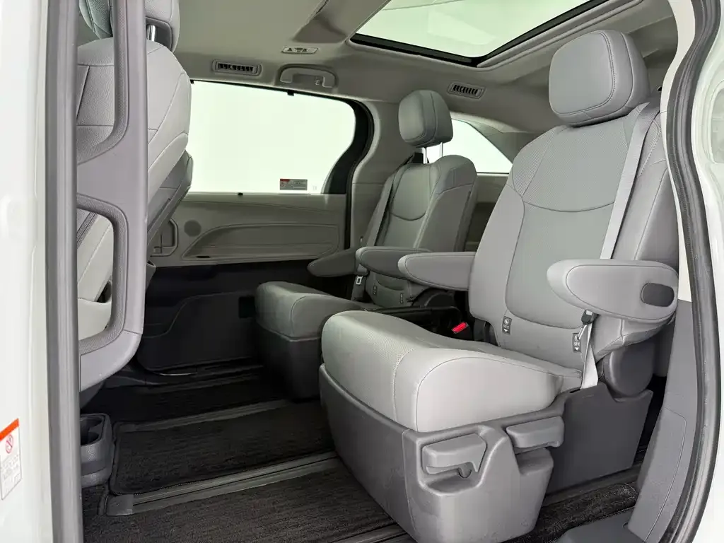 Toyota Granvia — фото 10