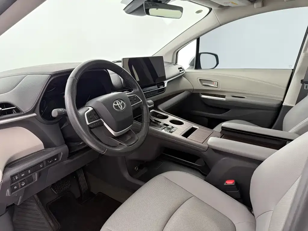 Toyota Granvia — фото 6