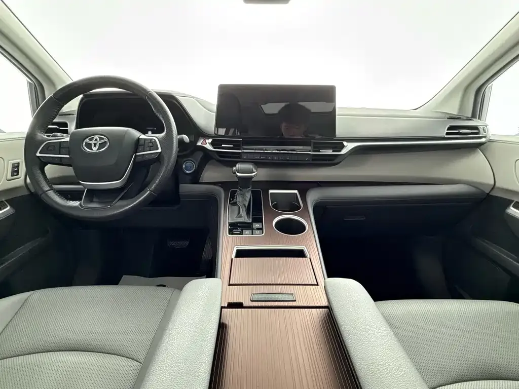 Toyota Granvia — фото 8
