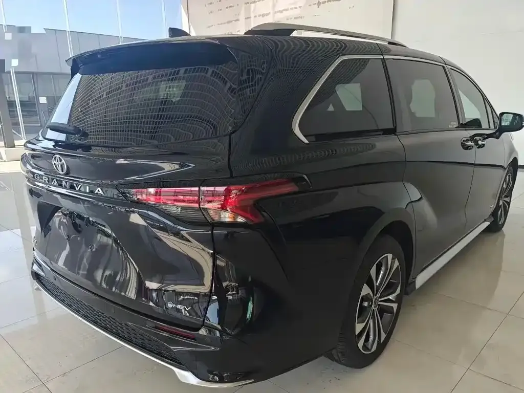 Toyota Granvia — фото 4