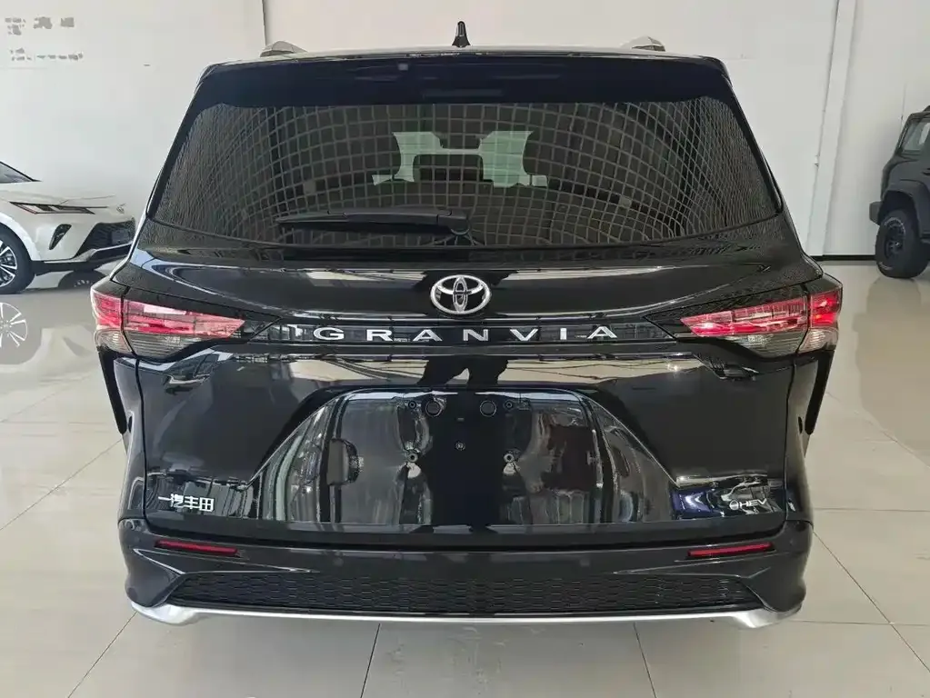 Toyota Granvia — фото 5