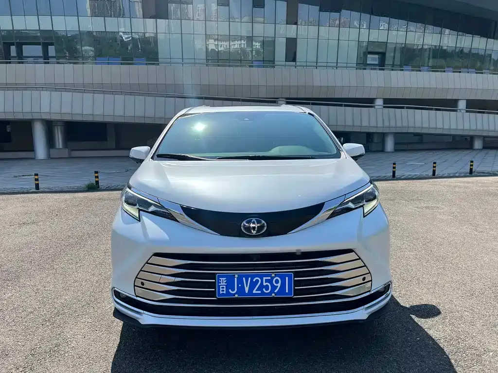 Toyota Sienna — фото 1