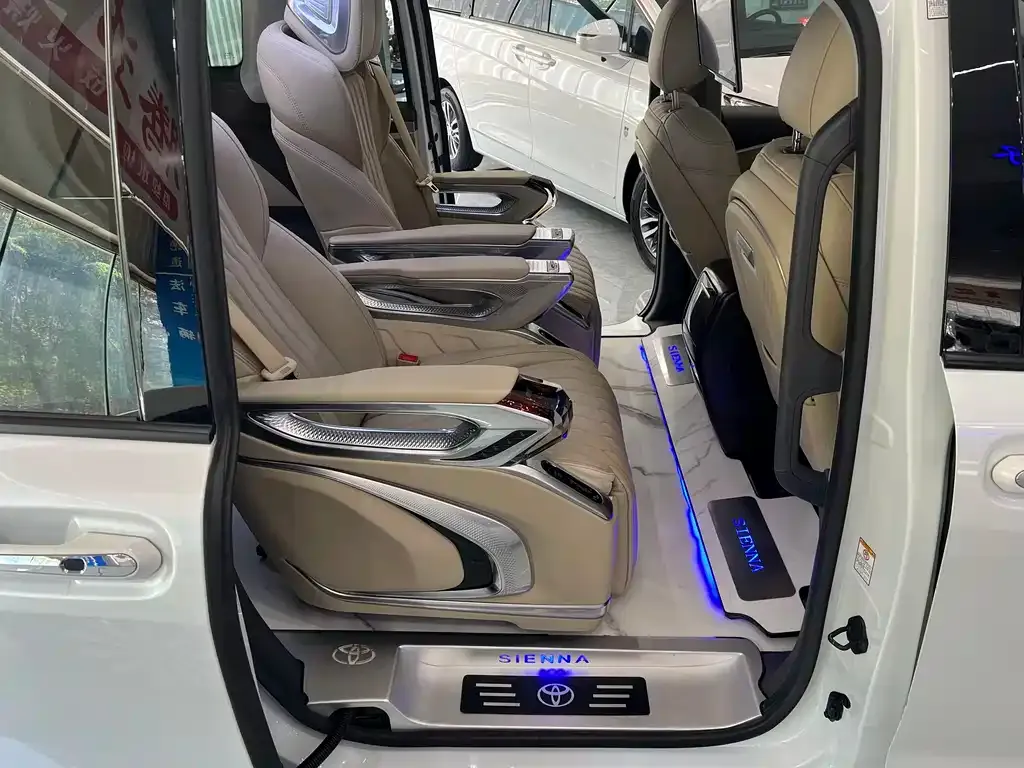 Toyota Sienna — фото 10