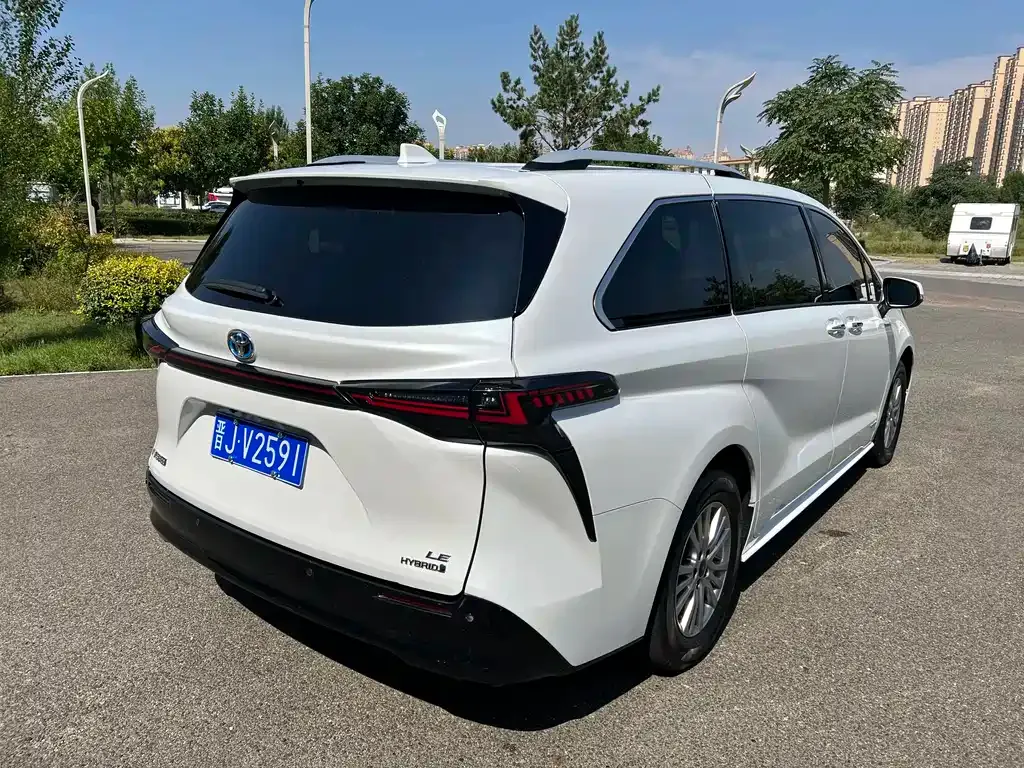 Toyota Sienna — фото 4