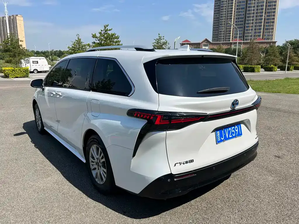 Toyota Sienna — фото 5