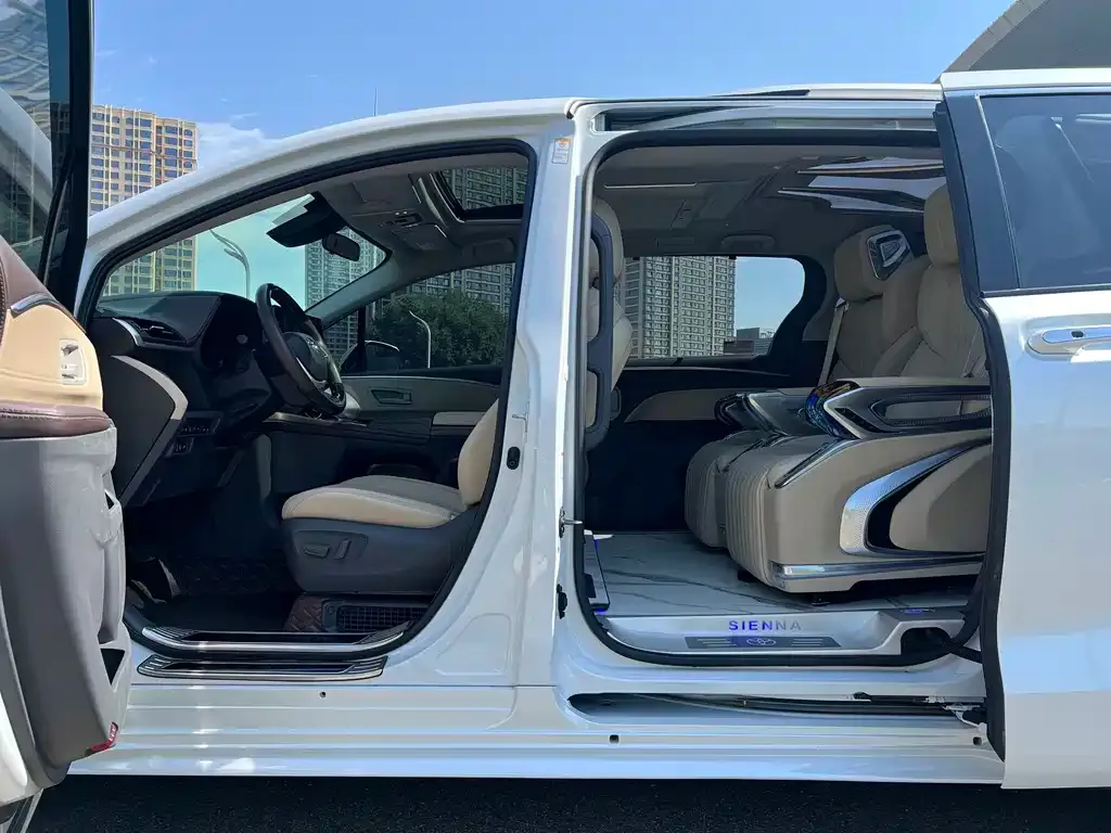 Toyota Sienna — фото 8