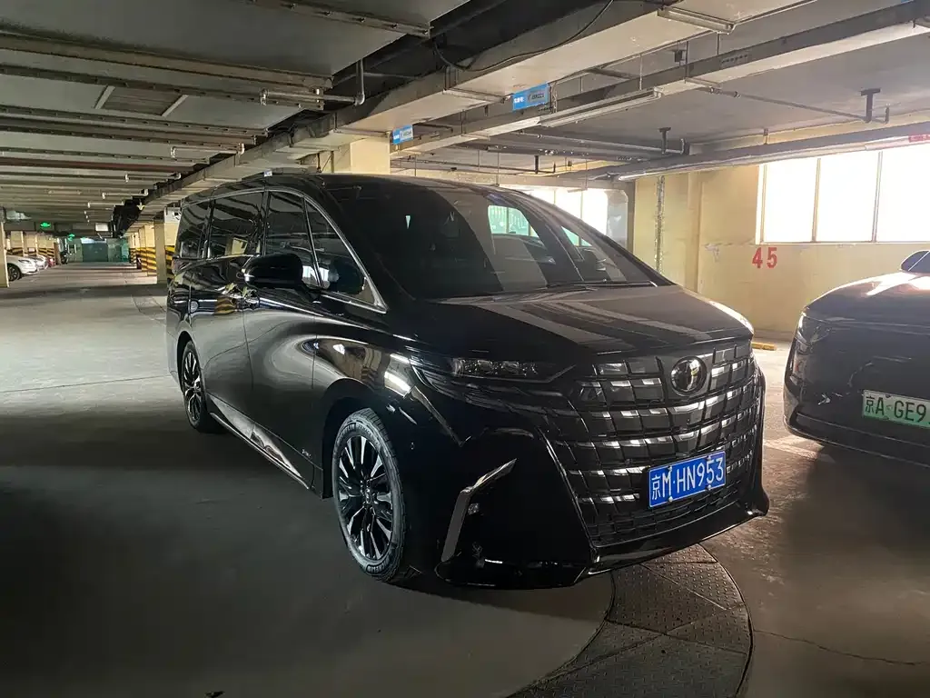 Toyota Alphard — фото 1