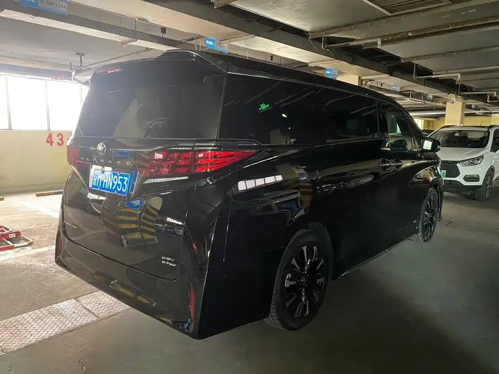 Toyota Alphard — фото 4