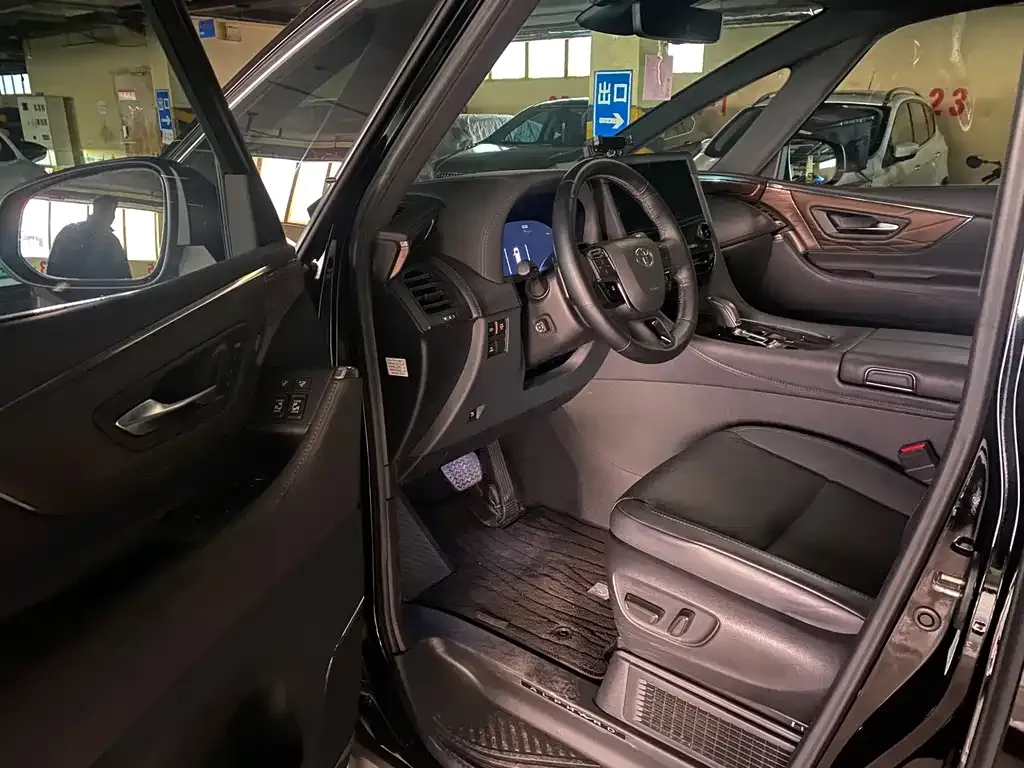 Toyota Alphard — фото 5