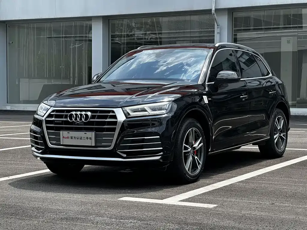 Audi Q5L — фото 1