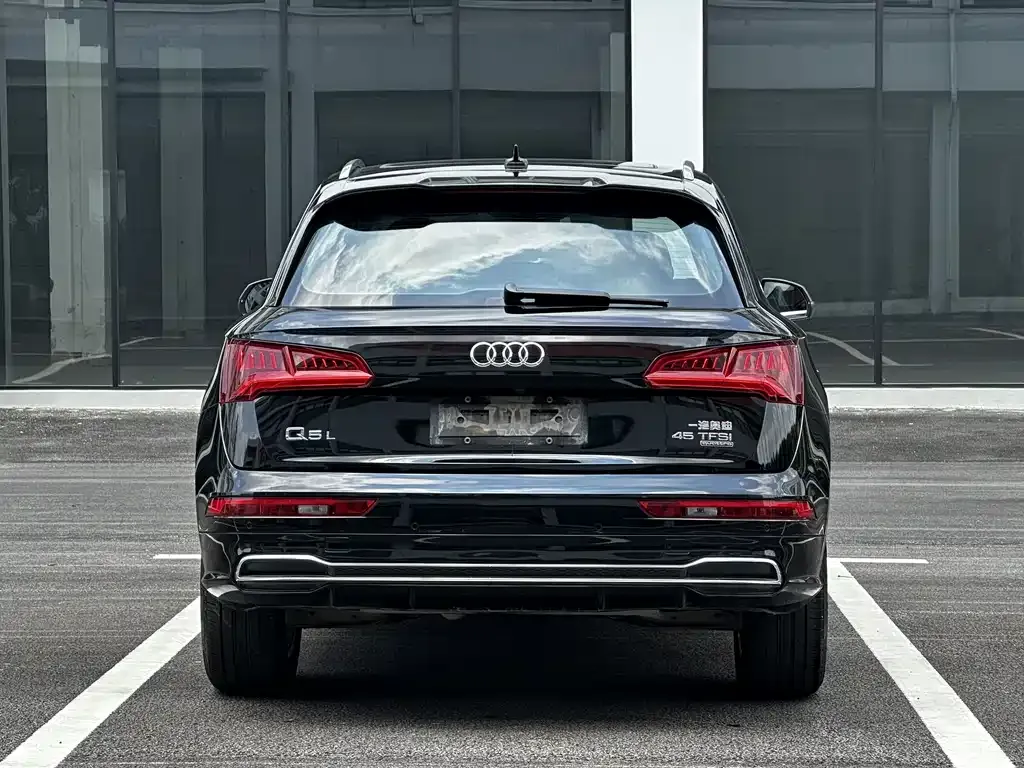 Audi Q5L — фото 5