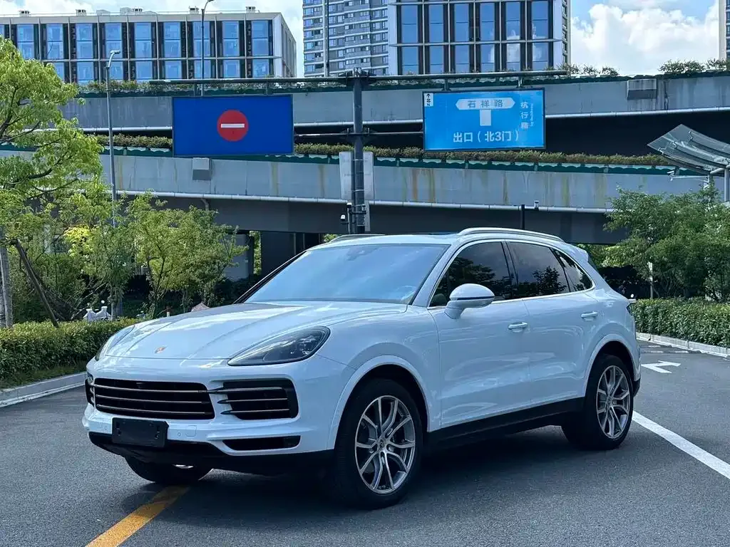 Porsche Cayenne — фото 1