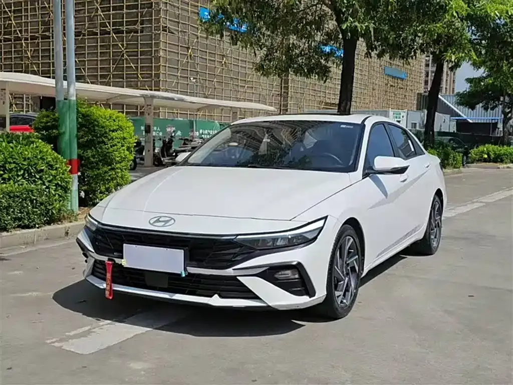 Hyundai Elantra — фото 1