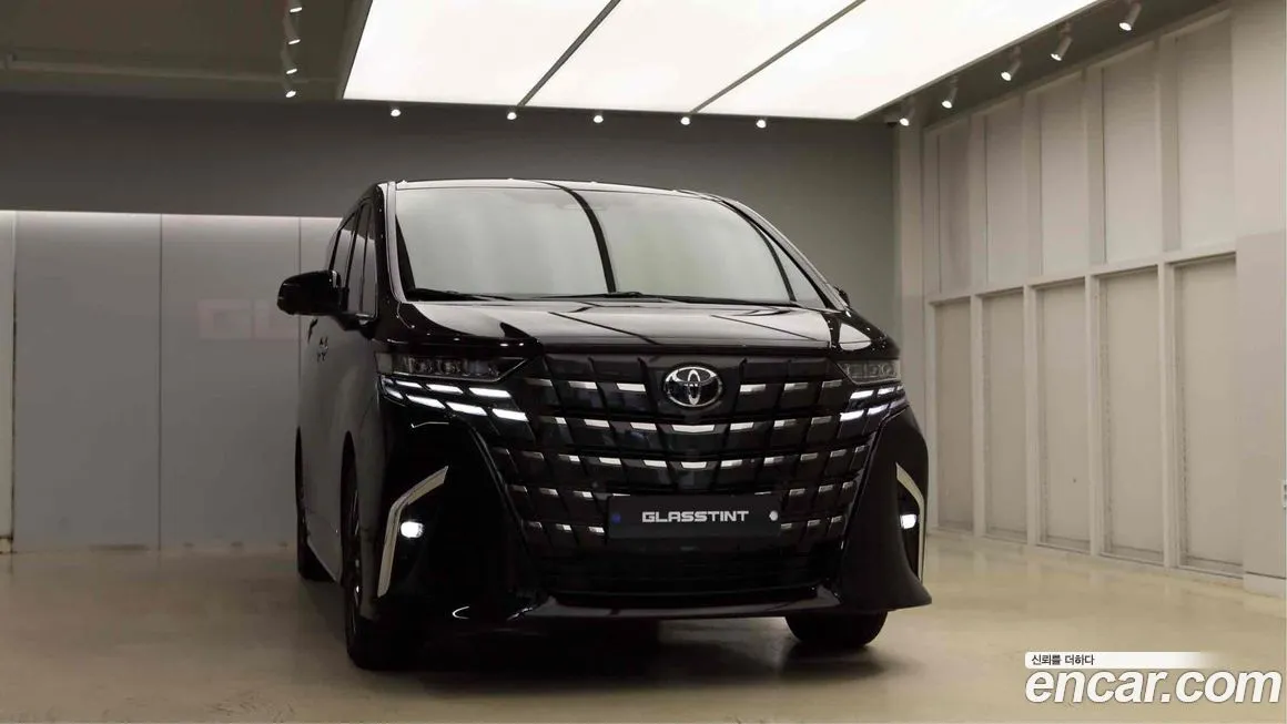 Toyota Alphard — фото 1