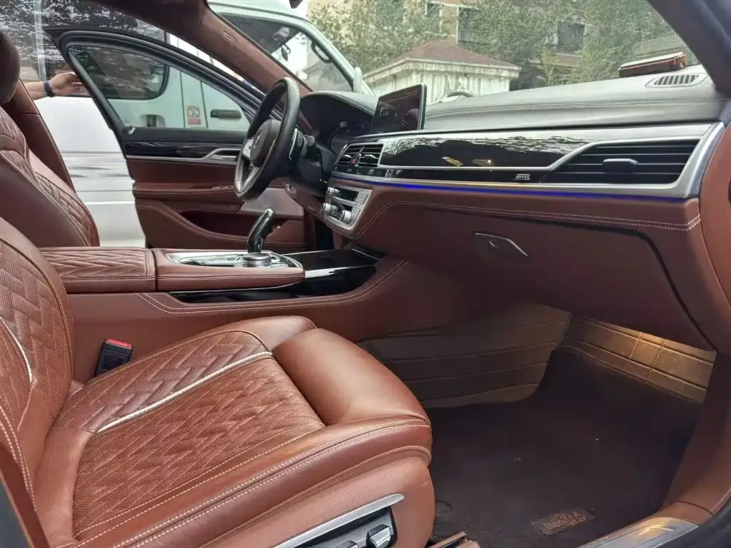 BMW 7 Series — фото 10
