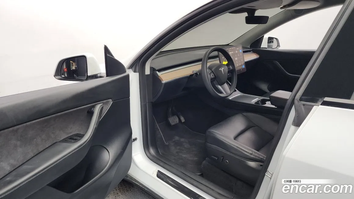 Tesla Model Y — фото 10