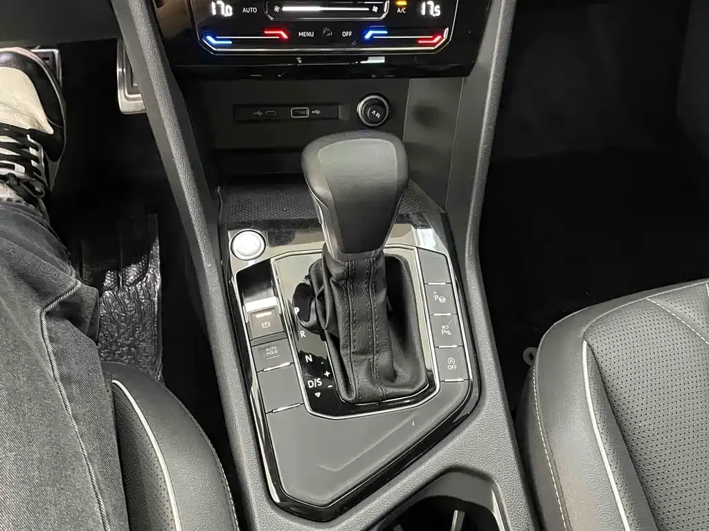 Volkswagen Tiguan L — фото 10