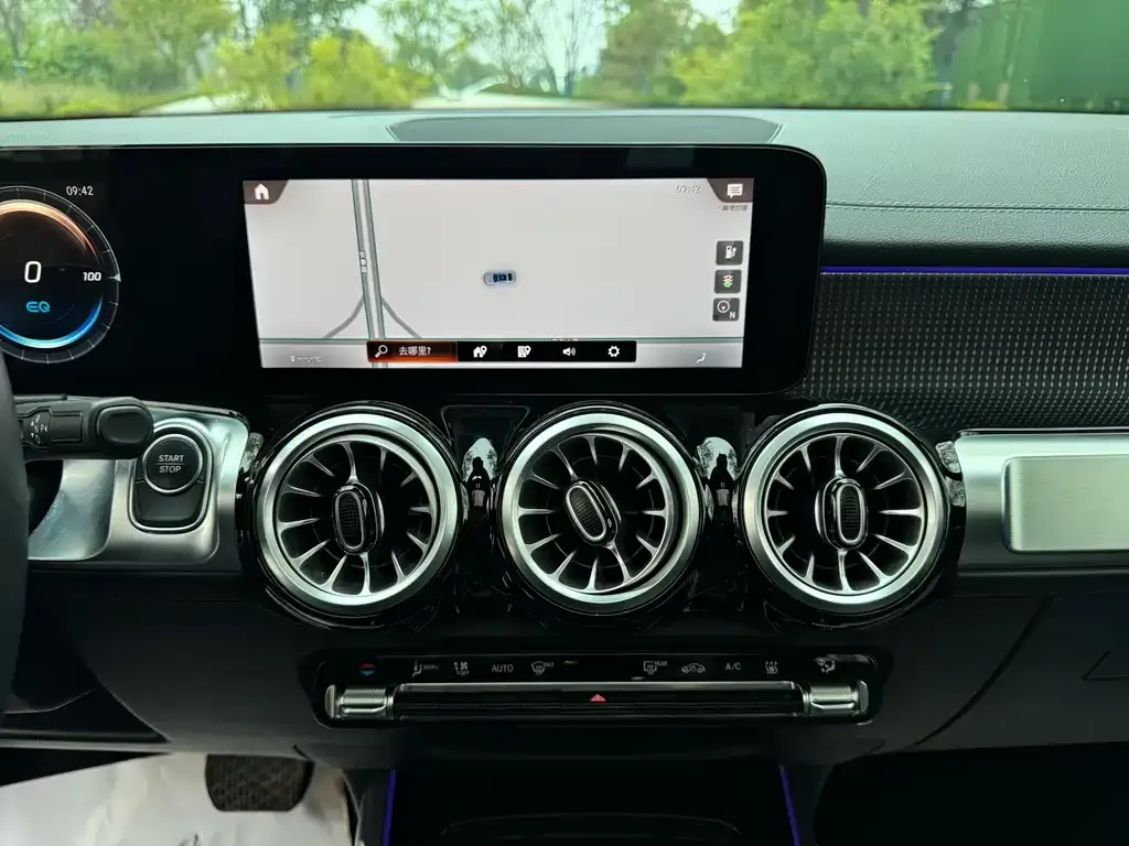 Mercedes-Benz EQB — фото 10