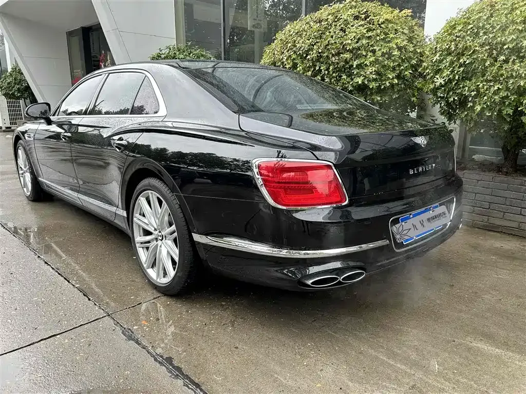 Bentley Flying Spur — фото 3