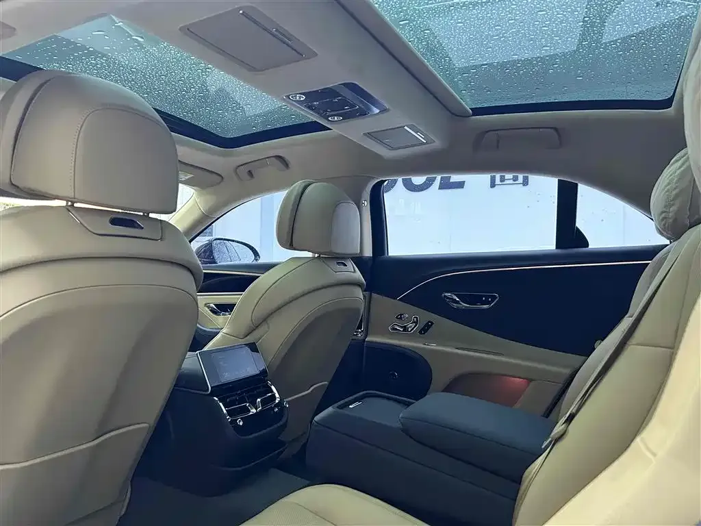 Bentley Flying Spur — фото 8
