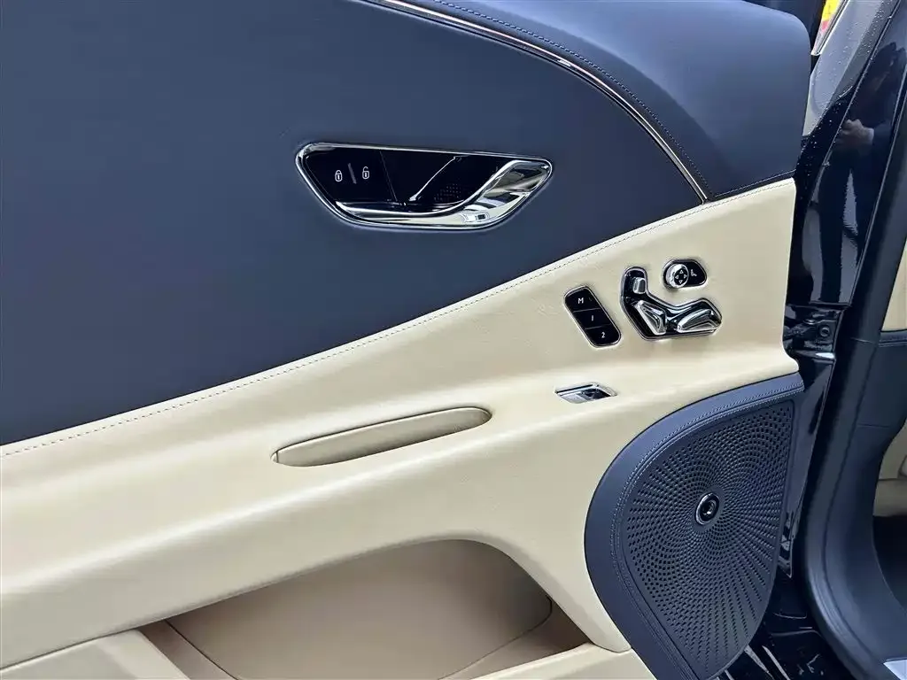 Bentley Flying Spur — фото 9