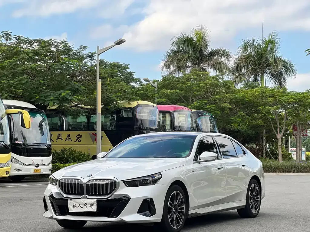BMW 5 Series — фото 1