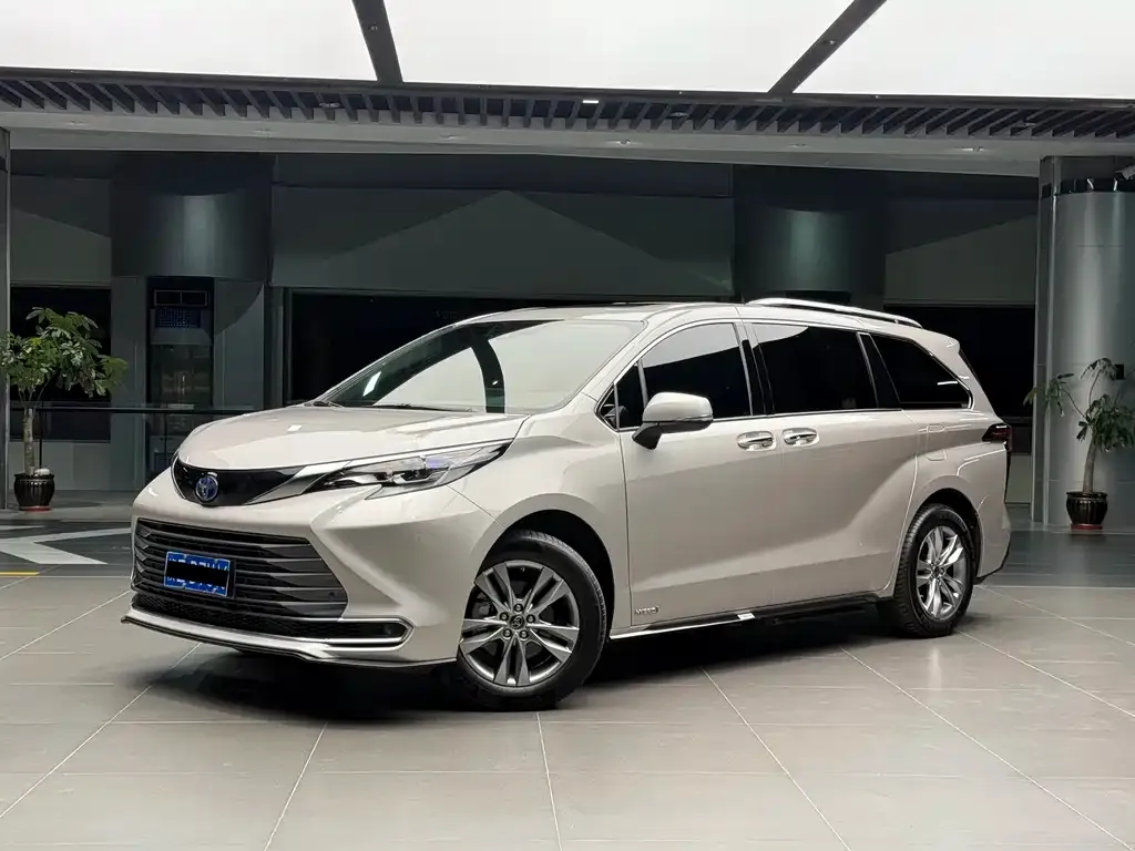 Toyota Sienna — фото 1