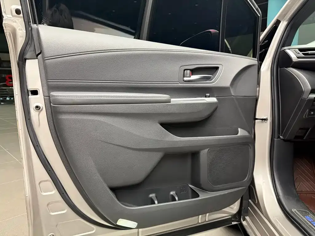Toyota Sienna — фото 10