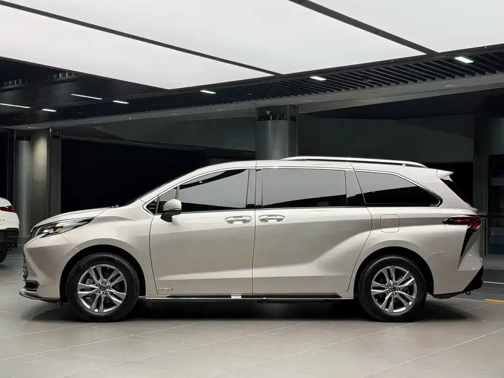 Toyota Sienna — фото 3