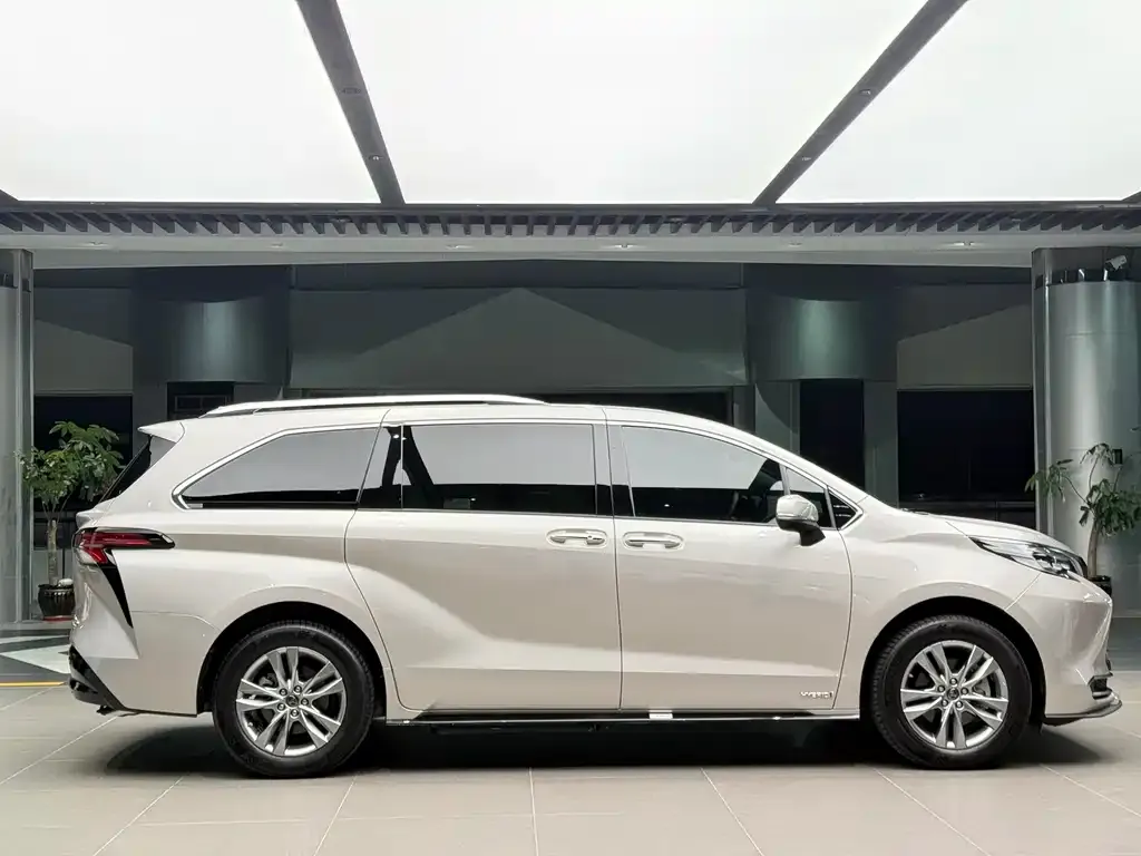 Toyota Sienna — фото 4