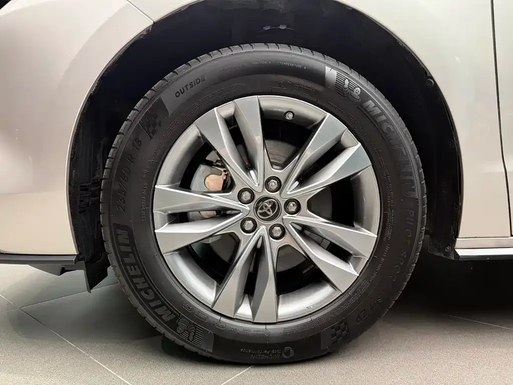 Toyota Sienna — фото 8