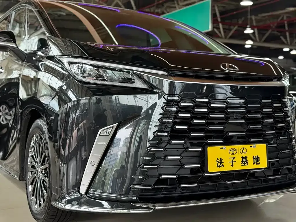 Lexus LM — фото 5