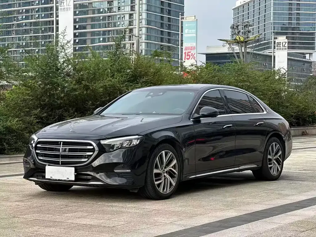 Mercedes-Benz E-Class — фото 1