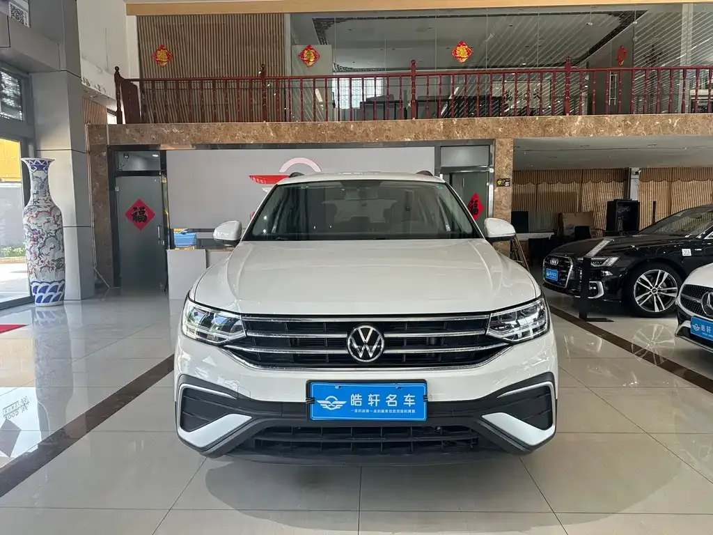 Volkswagen Tiguan L — фото 2