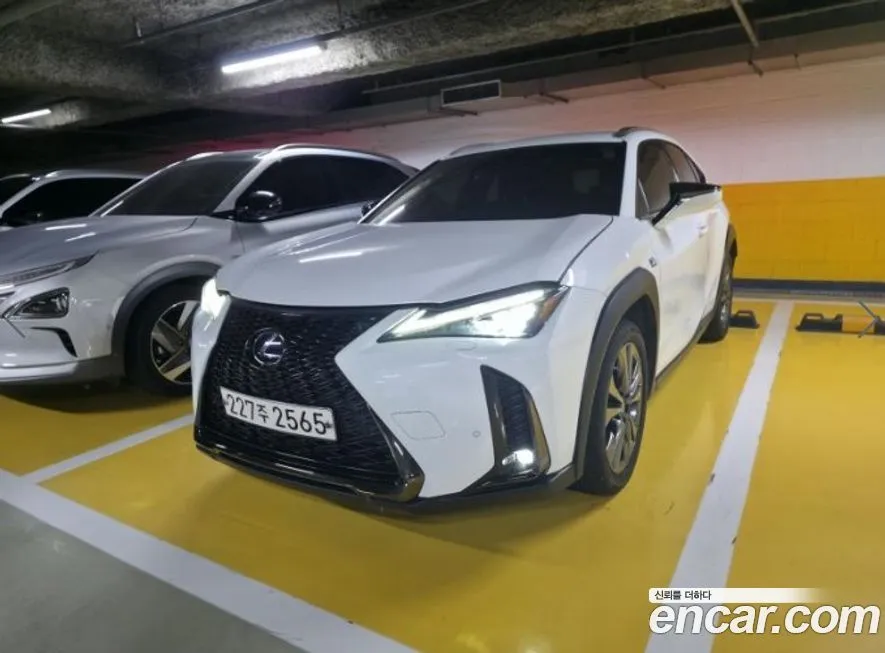 Lexus UX — фото 1