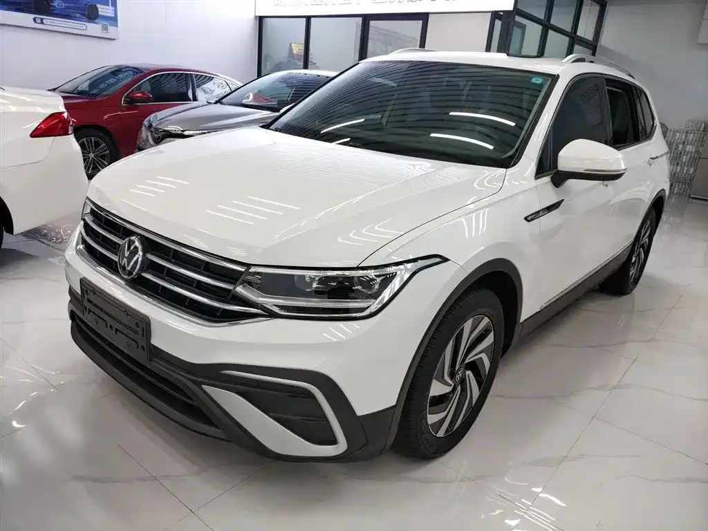 Volkswagen Tiguan L — фото 2