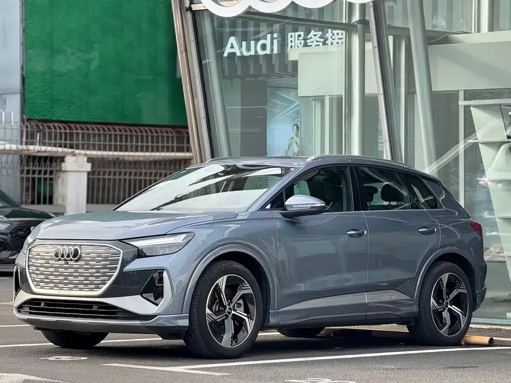 Audi Q4 e-tron — фото 1