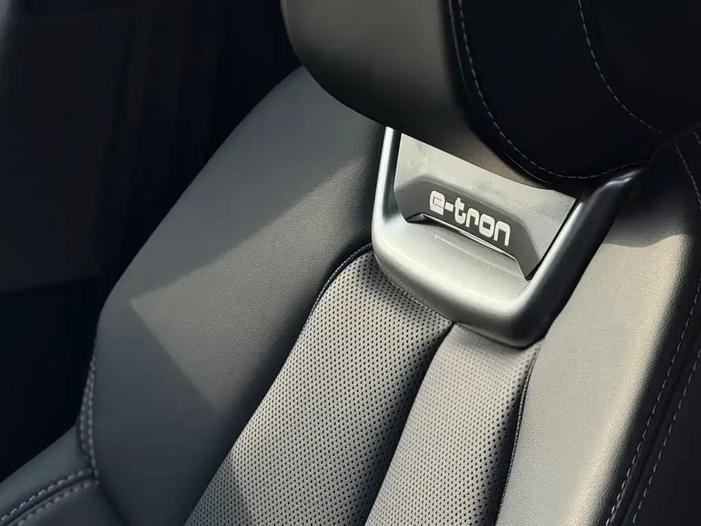 Audi Q4 e-tron — фото 9