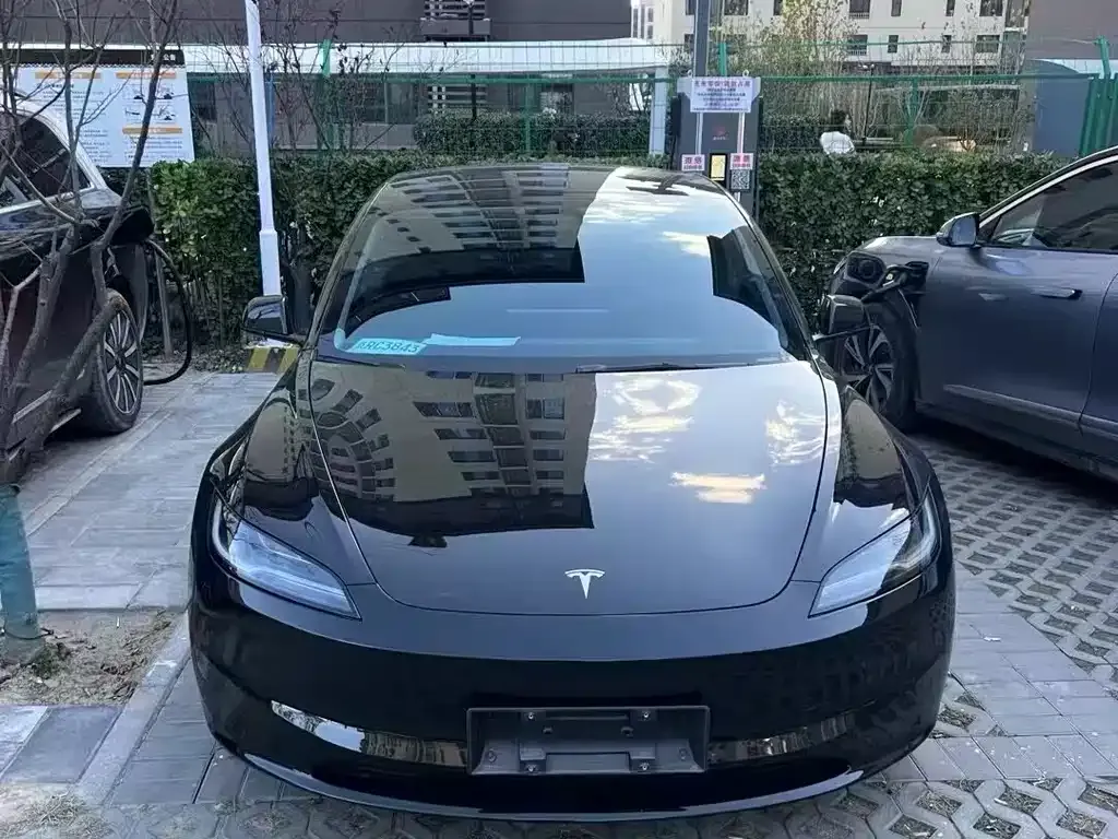 Tesla Model 3 — фото 1